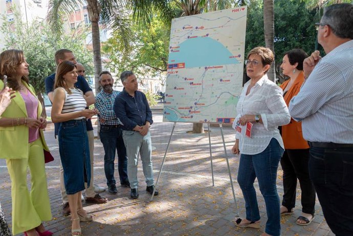 La portavoz del PSOE en el Ayuntamiento de Almería, Adriana Valverde, muestra inversiones en Almería financiadas con fondos europeos.