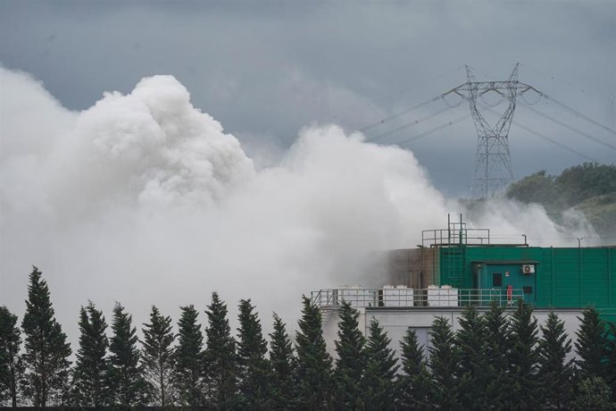 El humo sale de la empresa de reciclaje en la que se ha producido el incendio