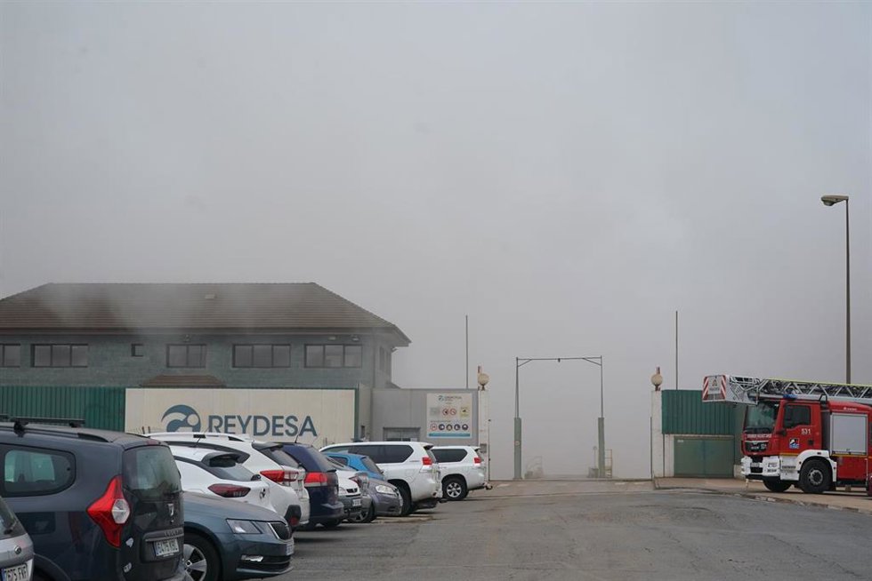 El fuego ha causado una gran nube de humo
