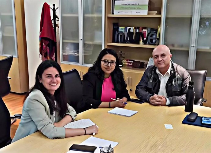 La directora general del Instituto de la Juventud, Margarita Guerrero, se ha reunido este jueves con el presidente de la Asociación Nacional de Empresas de Actividades y Campamentos (ANEACAMP), Julio Martínez