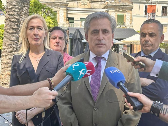 El consejero de Gestión Forestal y Mundo Rural de la Junta de Extremadura, Ignacio Higuero, atiende a los medios de comunicación