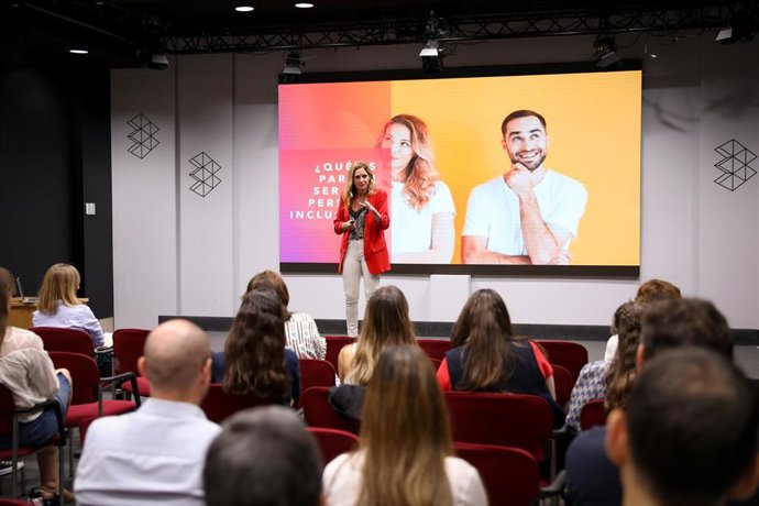 Charla interactiva ‘Sesgos inconscientes: haciendo visible lo invisible’ para los empleados del Grupo Atresmedia, impartida por la experta en gestión de la diversidad y sesgos inconscientes, Celia Pérez.