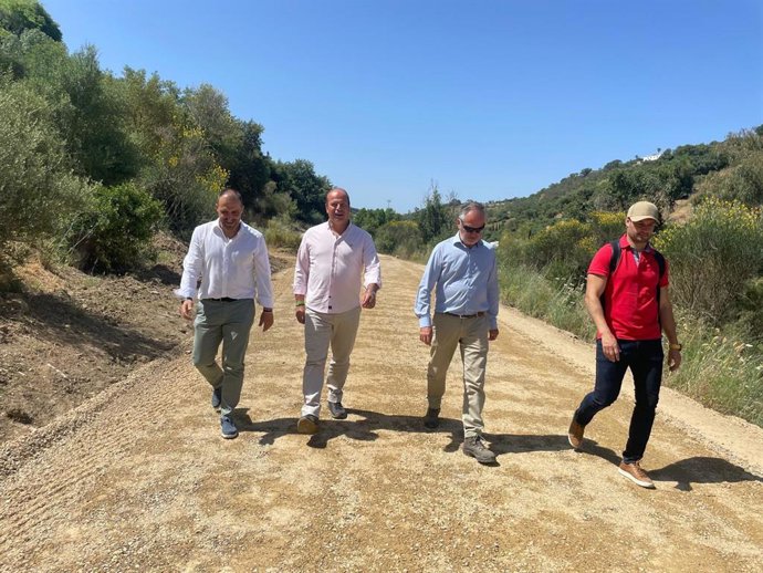 OScar Curtido con el alcalde de Ubrique.