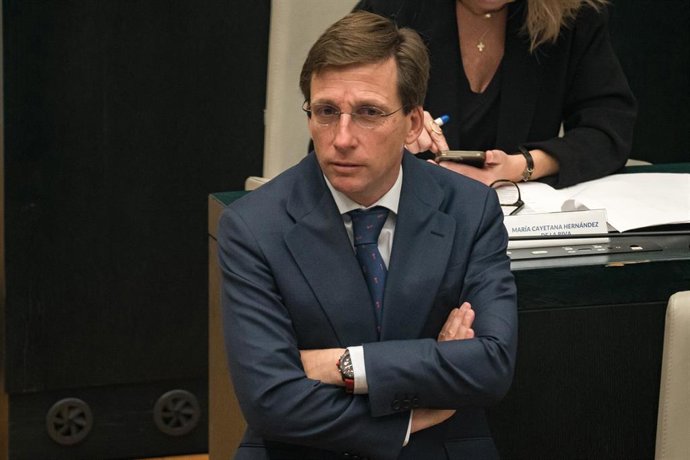 El alcalde de Madrid, José Luis Martínez-Almeida, durante un pleno del Ayuntamiento de Madrid, en el Palacio de Cibeles