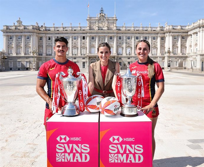 Los capitanes Amaia Erbina y Juan Ramos posan con las copas de las seris de SVNS junto a Sonia Cea, titular del Área Delegada de Deporte del Ayuntamiento de Madrid.