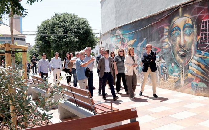 Imatge de la visita de l'alcaldessa de València, María José Catalá, al barri d'Orriols.