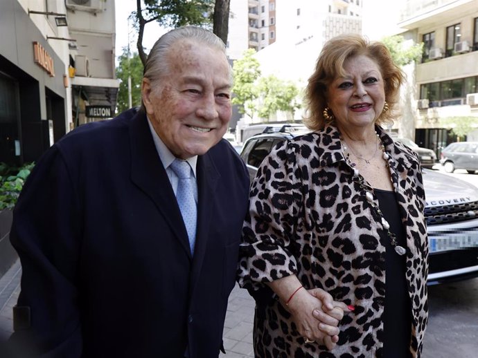 Victoriano Valencia sale de casa junto a su mujer, Paloma Díaz, el día de su 91 cumpleaños, a 30 de mayo de 2024, en Madrid (España).