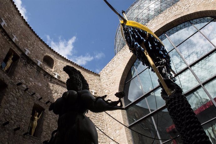 Archivo - Una pila de neumáticos sosteniendo una de las antiguas barcas de Dalí, la escultura 'La Reina Esther' de Ernst Fuchs, en el patio,  coronado por la cúpula geodésica con forma de ojo de mosca, en la Fundación Dalí.