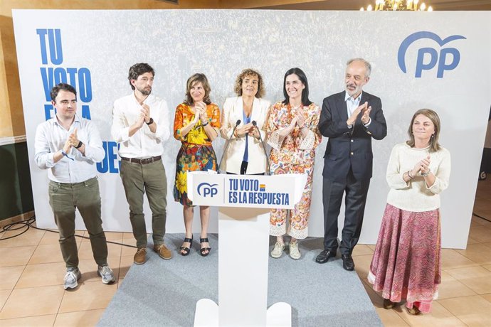 La candidata del PP a las elecciones europeas, Dolors Montserrat, junto a la secretaria general del PPdeG, Paula Prado, en una comida mitin en Ponteareas