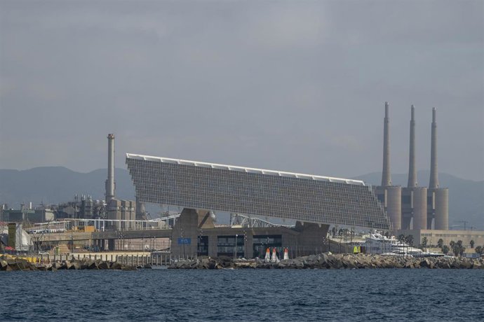 Archivo - Un panel solar de el Forum de Barcelona en el puerto de Barcelona
