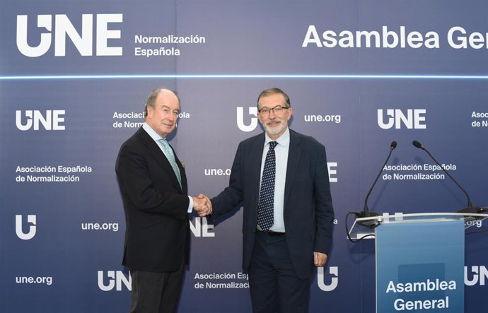 José Manuel Prieto, subdirector general de Calidad y Seguridad Industrial del Ministerio de Industria y Turismo; y Alfredo Berges, presidente de UNE, tras finalizar la Asamblea General 2024 de UNE.
