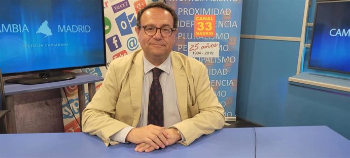 El alcalde de Villaviciosa de Odón, Juan Pedro Izquierdo, en una entrevista en Canal 33 TV