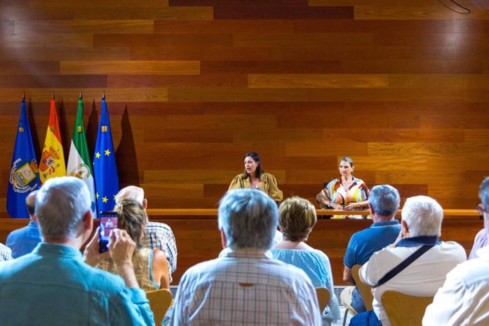 La alcaldesa de San Fernando, Patricia Cavada, en la firma este jueves un convenio con la presidenta del Banco de Alimentos de Cádiz, María Isabel Gómez.