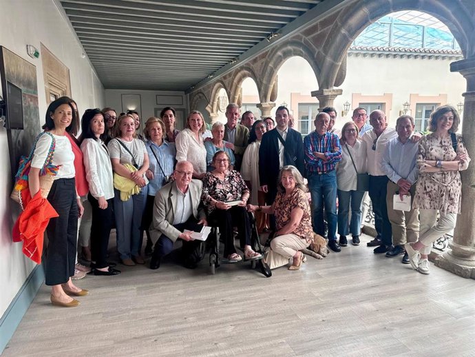 La consejera de Familia asegura que desde que gobierna el PSOE en España ha aumentado la pobreza.