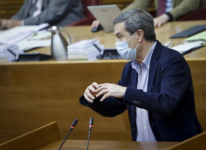 El conseller Marciano Gómez en el ple de Les Corts