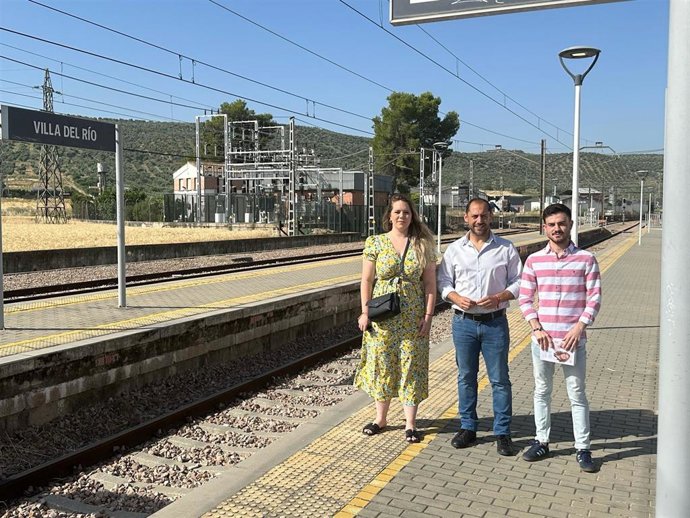 Sebastián Pérez (centro), en la estación de tren de Villa del Río.