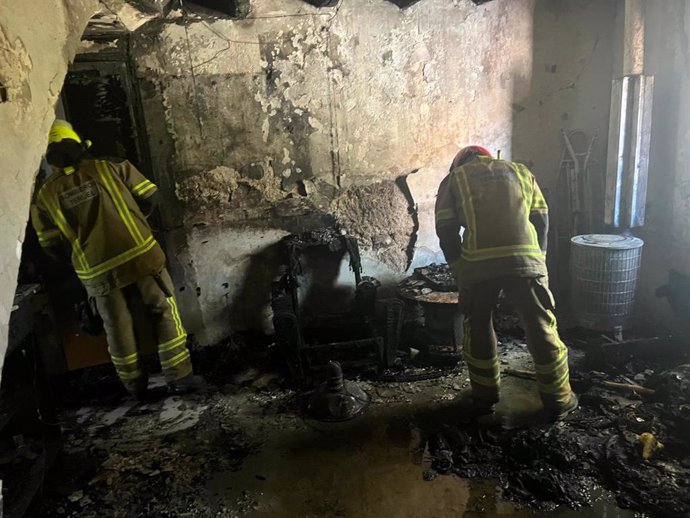 Los bomberos de la DPT han extinguido el fuego.