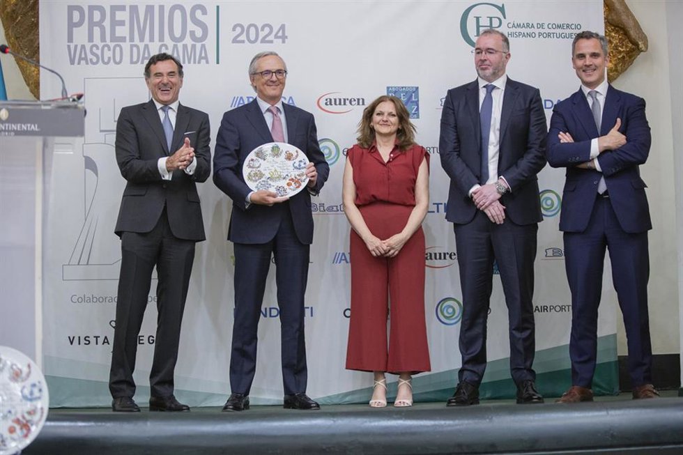 El director financiero de CaixaBank, Javier Pano, recoge el premio otorgado por la Cámara Hispano Portuguesa