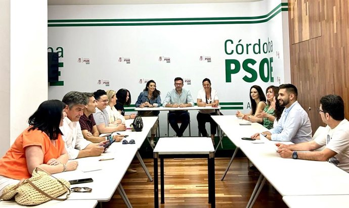 (Al Fondo, Desde La Decha.) Ambrosio, Romero Y Andrada En El Encuentro Con Las Afectadas.