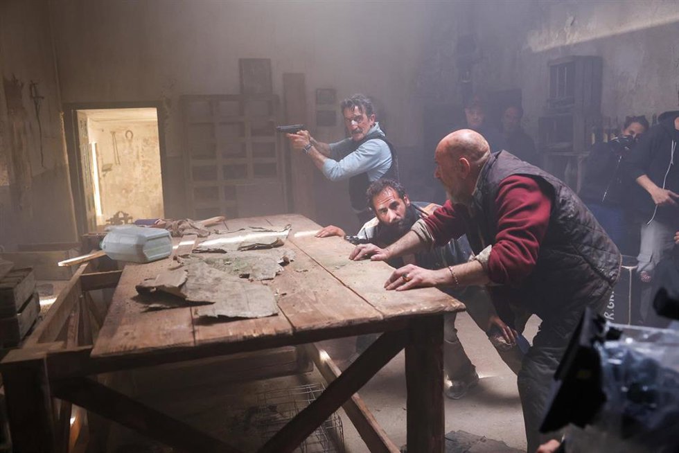 (I-D) Los actores Luis Zahera, Jesús Carroza y Karra Elejalde durante el rodaje de la película Tierra de Nadie, en la Finca Cuarto Carretero, a 14 de mayo de 2024, en Galapagar, Madrid (España).