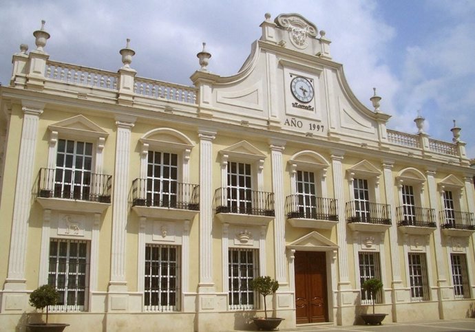 Archivo - Fachada del Ayuntamiento de Cabra.