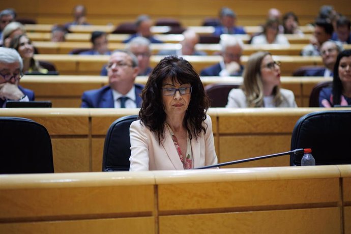 La ministra de Igualdad, Ana Redondo, durante una sesión de control al Gobierno, en el Senado, a 28 de mayo de 2024, en Madrid (España). 