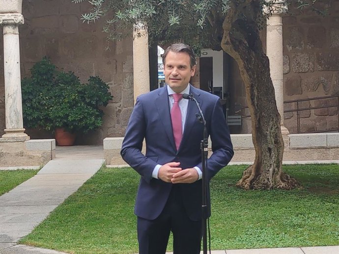 Archivo - El consejero de Presidencia, Interior y Diálogo Social, Abel Bautista, en el claustro de Presidencia.