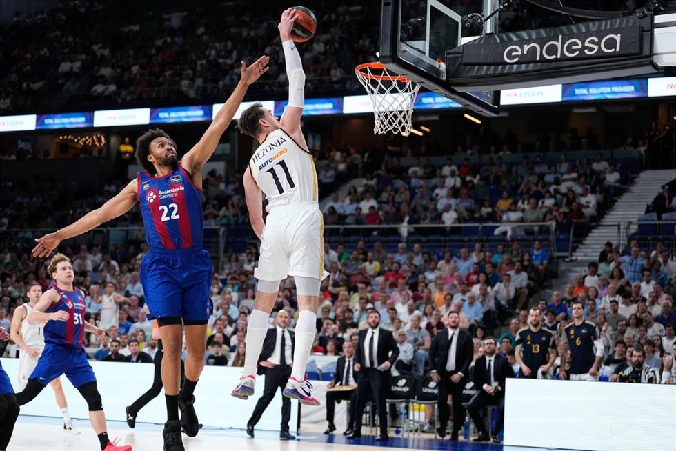 Mario Hezonja intenta un mate ante Jabari Parker en el Real Madrid-Bara del 'Playoff' de semifinales de la Liga Endesa 2023-2024
