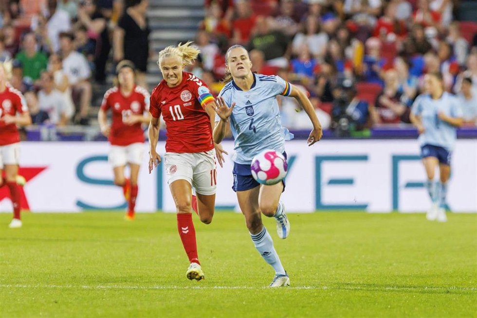 Archivo - Pernille Harder e Irene Paredes pugnan por un balón en el España-Dinamarca de la EURO 2022