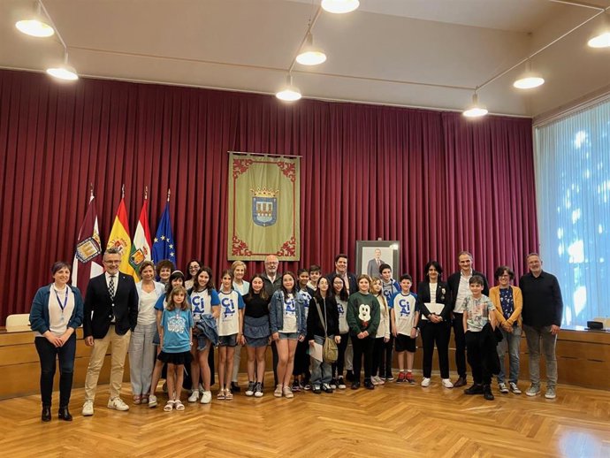 Escobar recibe en el Pleno del Consejo de Infancia y Adolescencia de Logroño propuestas para mejorar Logroño