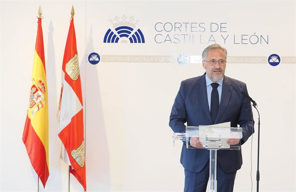 El presidente de las Cortes, Carlos Pollán, en una rueda de prensa tras la aprobación de la Ley de Amnistía.