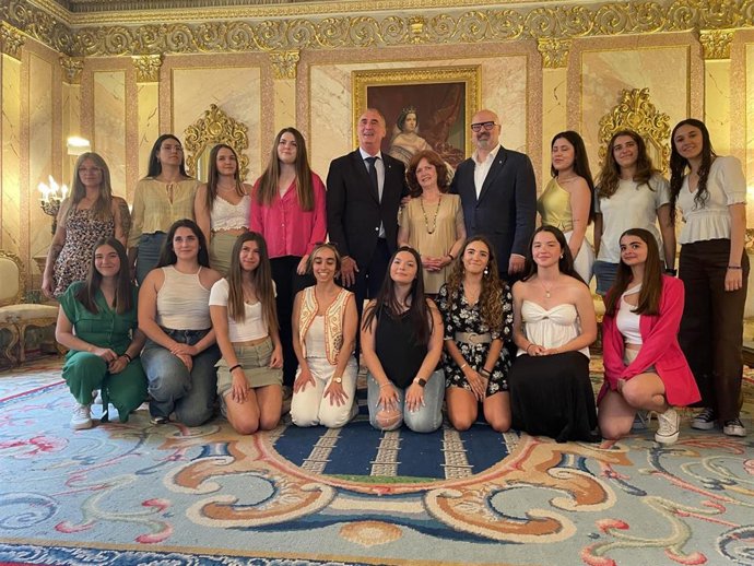 El alcalde Mazarías y el concejal de Cultura, Juan Carlos Monroy, con el grupo de representantes de barrios (junto al alcalde, de rosa, la elegida como alcaldesa de las Fiestas, Alicia Mínguez).