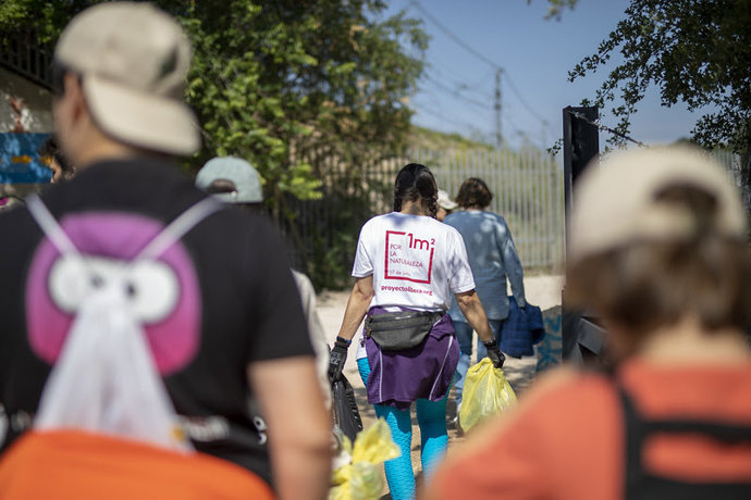 Voluntarios en la campaña '1m2 contra la basuraleza'