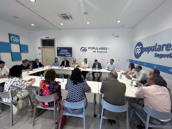 Un momento del encuentro con docentes simpatizantes del Partido Popular (Esther Muñoz, en el centro, entre la presidenta Paloma SAnz y el secretario regional, Francisco Vázquez)