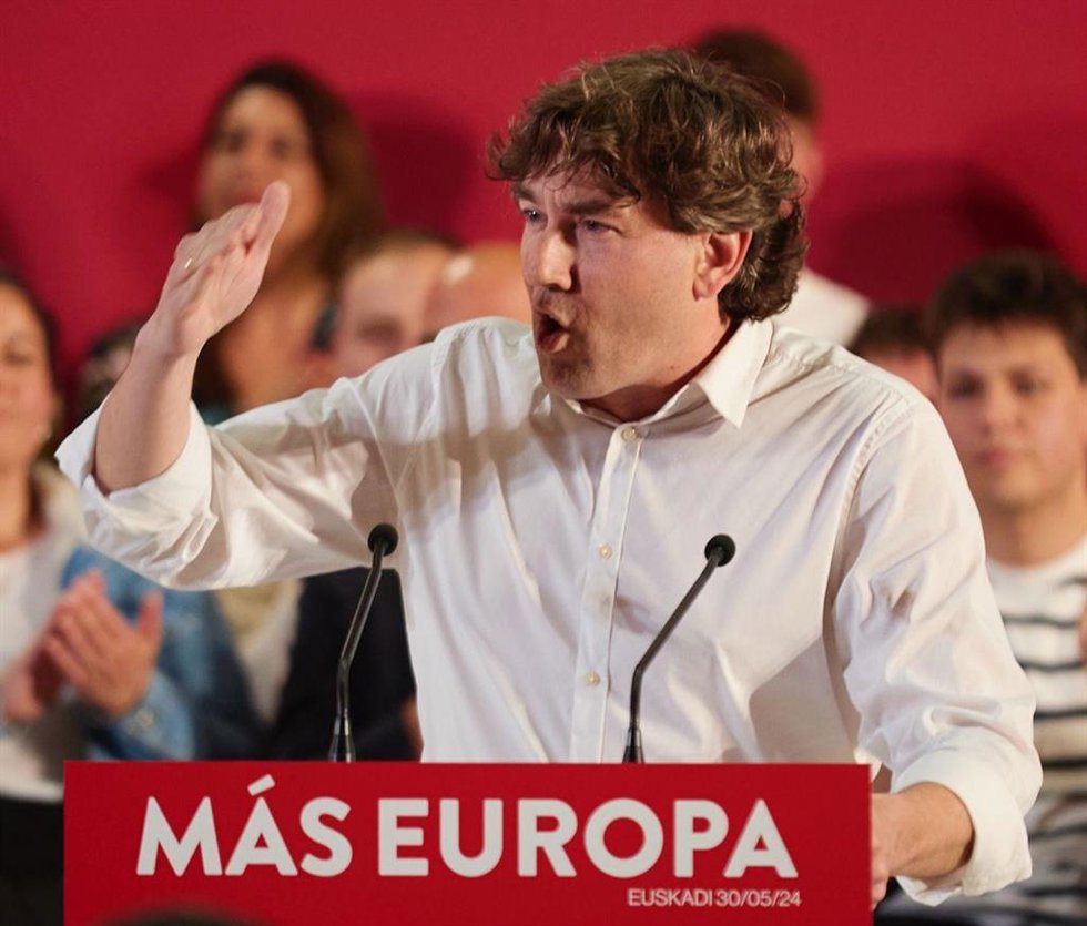 El secretario general del PSE-EE, Eneko Andueza, en un acto de campaña a las elecciones europeas del 9 de junio, en Barakaldo (Bizkaia)
