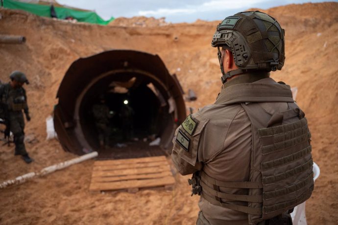 Archivo - GAZA, Dec. 18, 2023  -- This photo released by the Israel Defense Forces (IDF) on Dec. 17, 2023 shows Israeli soldiers examining a large underground Hamas tunnel system uncovered in the Gaza Strip. The IDF said it has uncovered the largest under