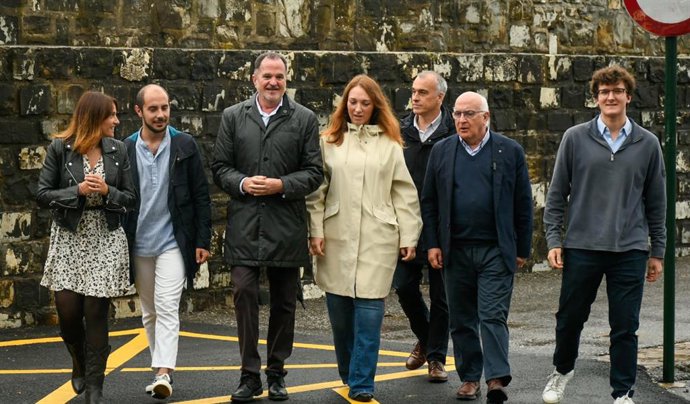 Los candidatos vascos al Parlamento Europeo por el Partido Popular, Javier Zarzalejos y Carlos Iturgaiz, junto a la presidenta del PP de Gipuzkoa, Muriel Larrea, en Hondarribia