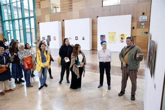 La Biblioteca Central acoge la I muestra LGTBIQ+ALEGA que recoge las obras de 20 artistas de Cantabria