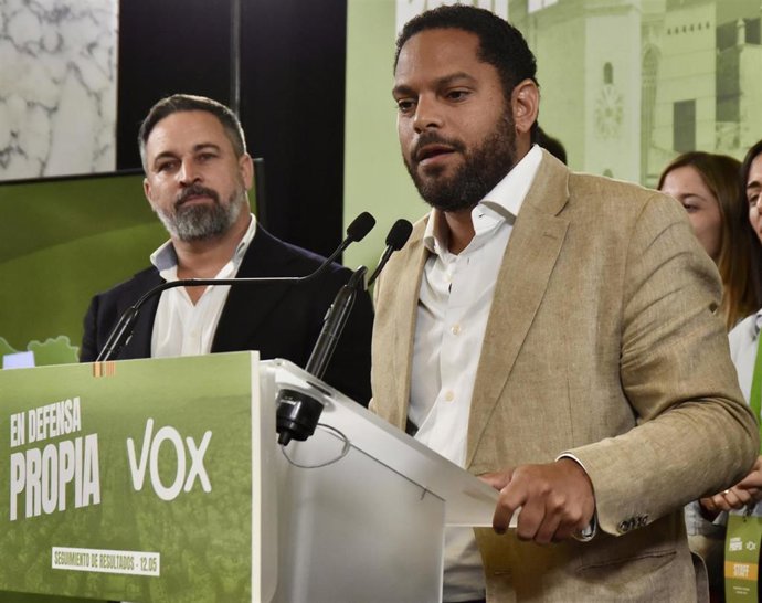 El secretario general y candidato de VOX a las elecciones catalanas del 12 de mayo, Ignacio Garriga, interviene tras el recuento de votos durante seguimiento de la jornada electoral de elecciones autonómicas de Cataluña, en el Hotel Avenida Palace, a 12