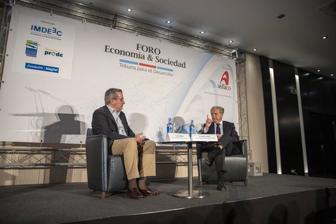 El presidente de la Diputación de Córdoba, Salvador Fuentes, durante su ponencia.