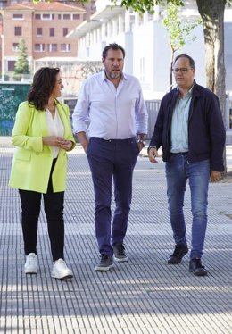 (I-D) La senadora, Concha Andreu; el ministro de Transportes y Movilidad Sostenible, Óscar Puente y el eurodiputado, César Luena, a su llegada a un mitin, en la plaza Joaquín Elizalde, a 30 de mayo de 2024, en Logroño