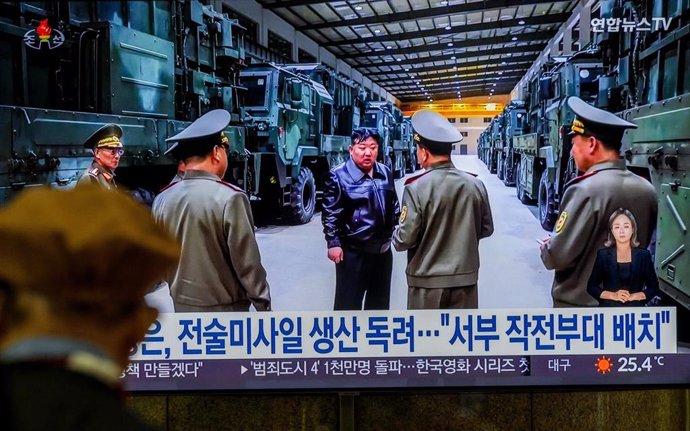 El líder norcoreano Kim Jong inspecciona un nuevo sistema de misiles tácticos  