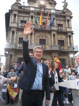 El presidente del Partido Popular, Alberto Núñez Feijóo, en un acto de la campaña de las elecciones europeas del 9 de junio en la plaza del Ayuntamiento de Pamplona.