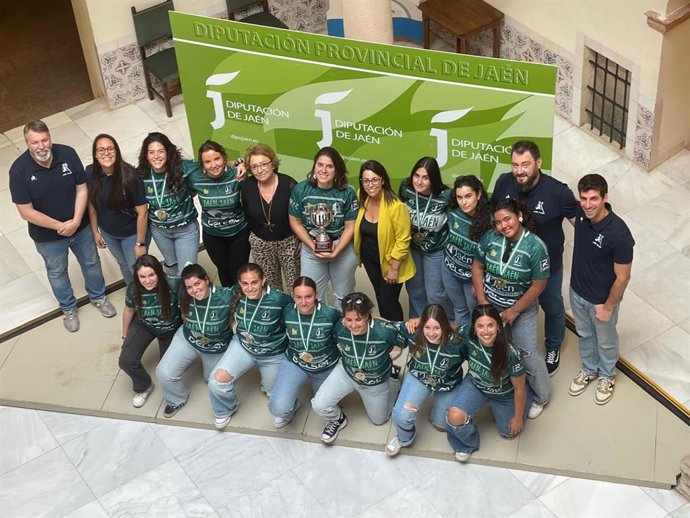 La vicepresidenta tercera y diputada de Cultura y Deportes, África Colomo, ha recibido en el Centro Cultural Baños Árabes de la Diputación de Jaén al cuerpo técnico y la plantilla del Jaén Rugby Femenino.