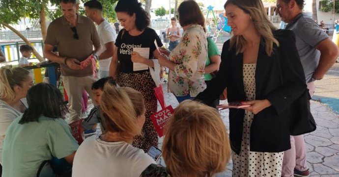 La portavoz del PSOE-A y parlamentaria onubense, María Márquez, durante un reparto de material electoral en Gibraleón.