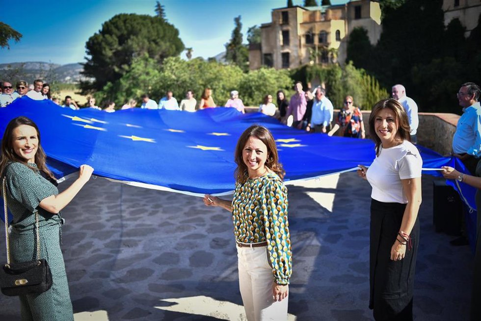 Miembros del PP malagueñó despliegan una bandera de Europa junto al Tajo de Ronda.