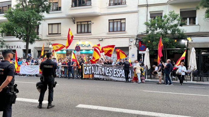 Unas 170 personas se manifiestan en la calle Ferraz tras la aprobación de la Ley de Amnistía
