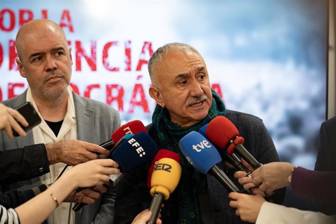 Archivo - El secretario general de CCOO, Unai Sordo (i), y el secretario general de UGT, Pepe Álvarez (d). 