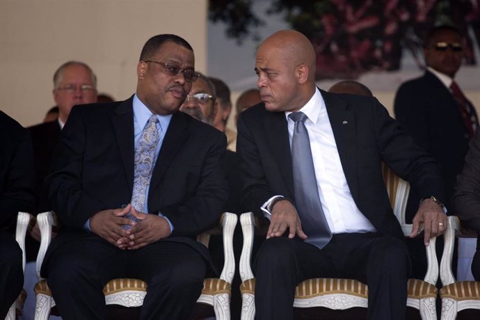 Archivo - El ex primer ministro de Haití Garry Conille con el expresidente del país caribeño Michel Martelly