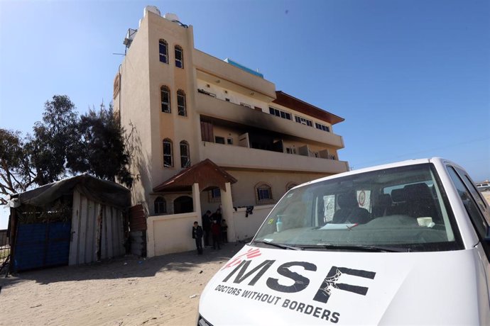 Archivo - Una vista de un edificio dañado, perteneciente a la ONG Médicos Sin Fronteras (MSF) tras el ataque llevado a cabo por el Ejército de Israel en Al Mawasi, en la Franja de Gaza